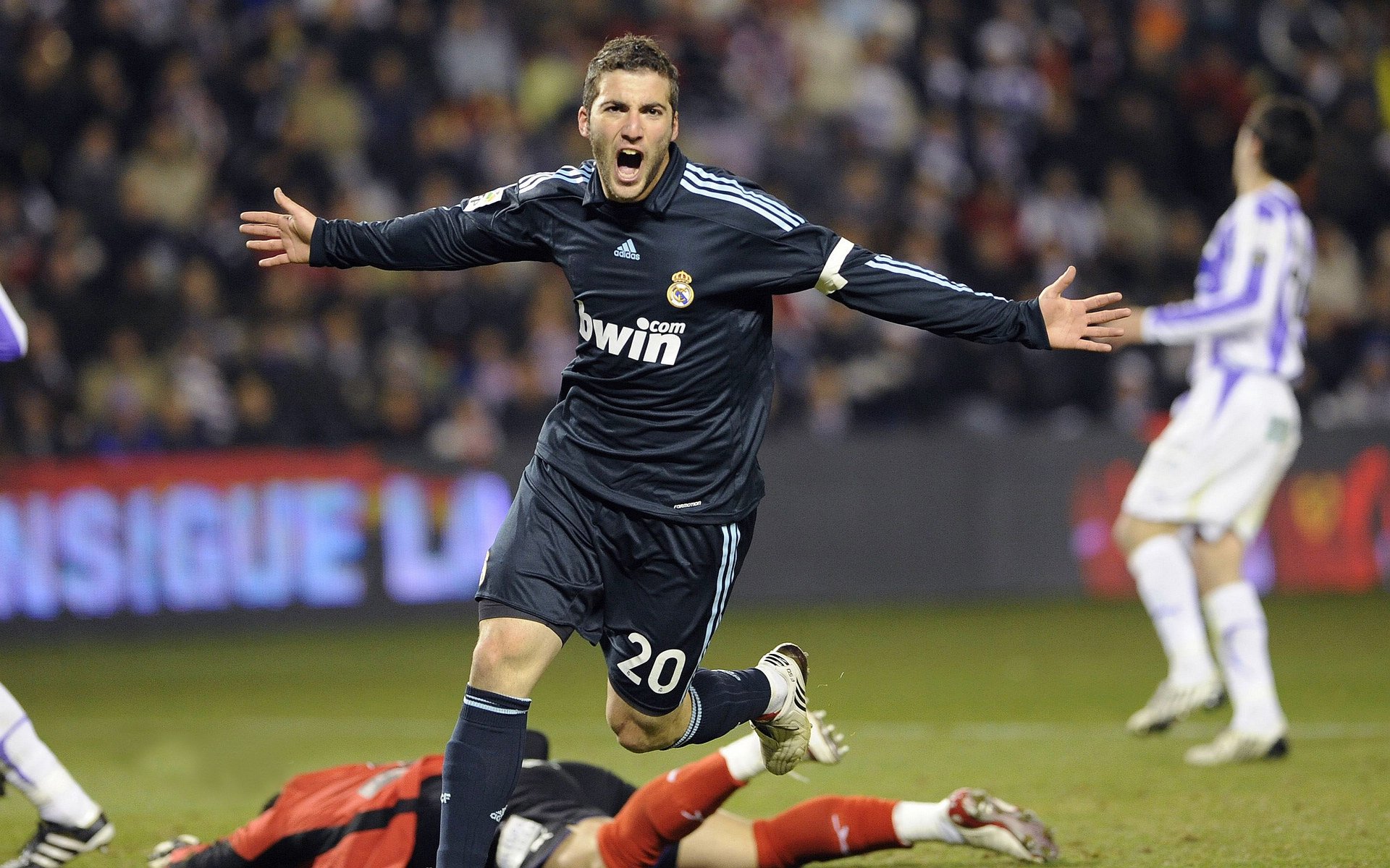 篮球花式运球秀赛 眼花缭乱假动作收获阵阵掌声